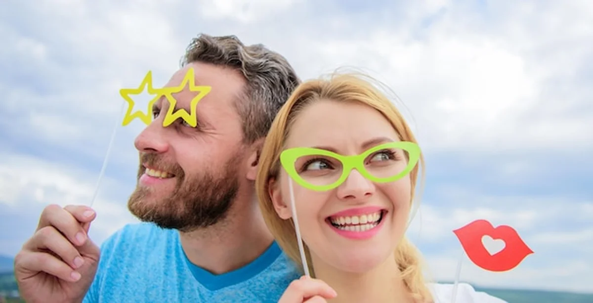 Zabawna para w rekwizytach do fotobudki na imprezie