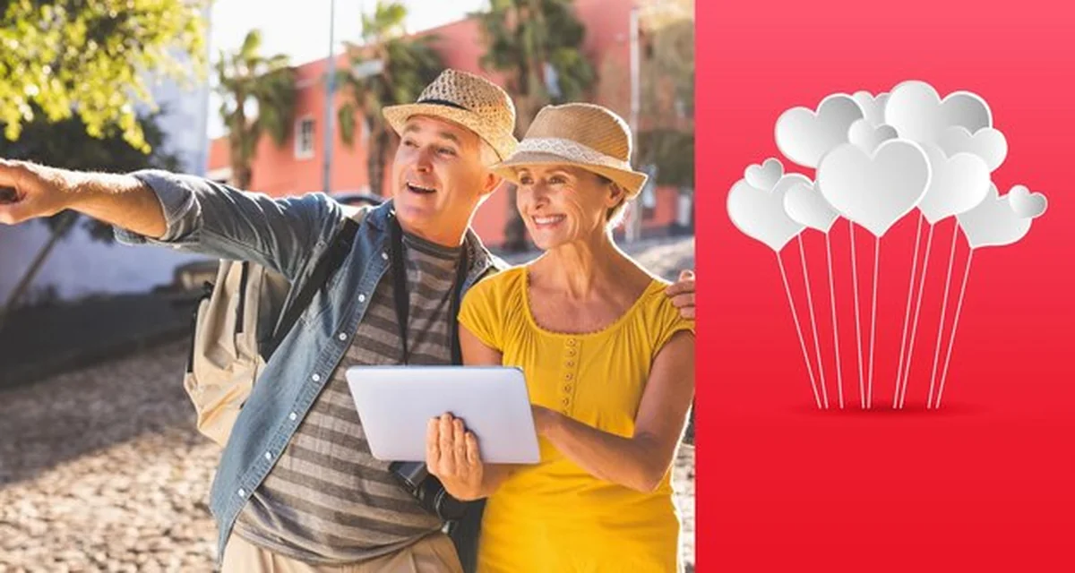 Szczęśliwa para turystów na tablecie w mieście