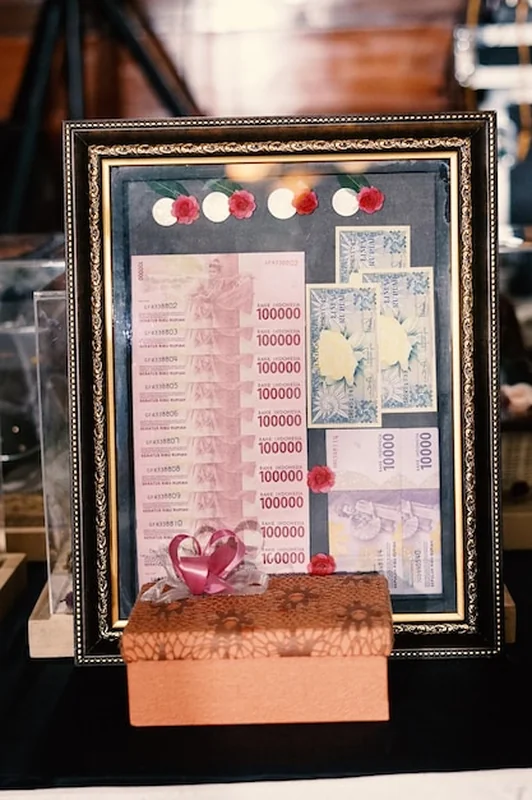 Ceremonia ślubna z łukiem kwiatowym i dekoracjami