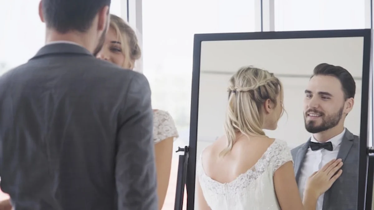 Narzeczeni w sukni ślubnej przygotowują ceremonię