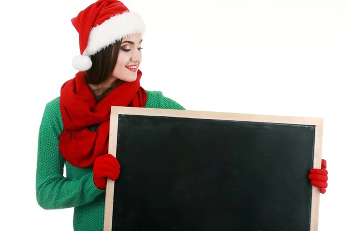 Santa dziewczyna trzyma pusty znak vintage billboard Boże Narodzenie kobieta w Santa kapeluszu pokazując papier