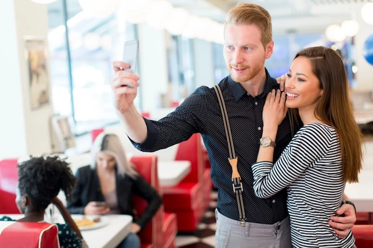 Para robiąca selfie