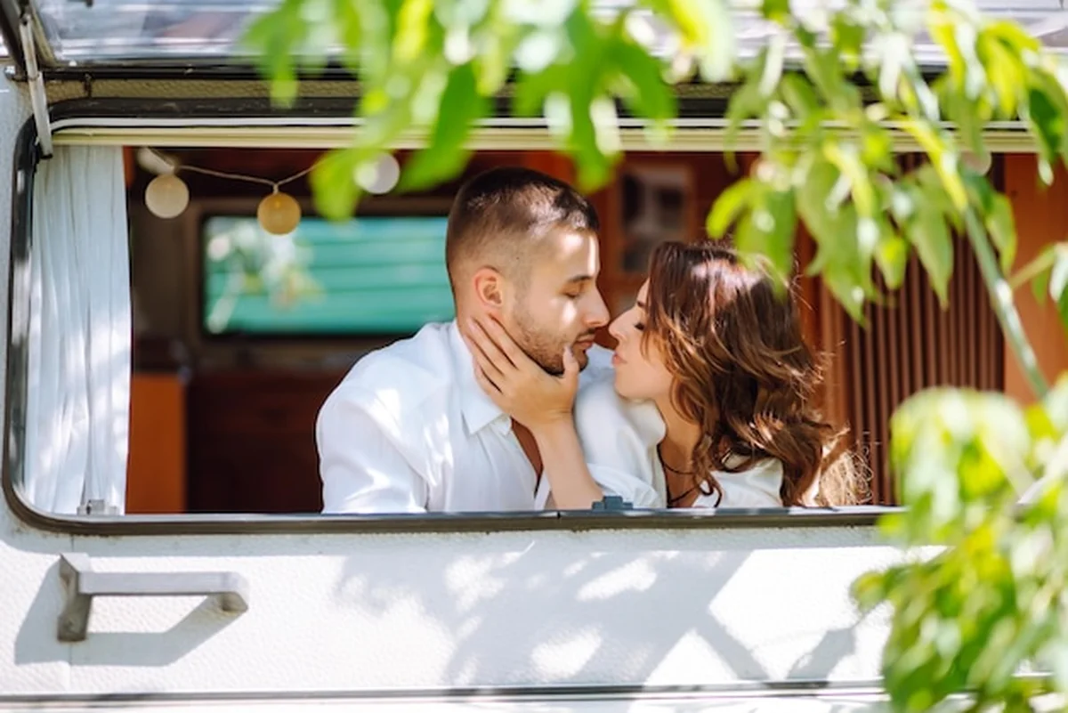 Para ślubna na kempingu w przyczepie