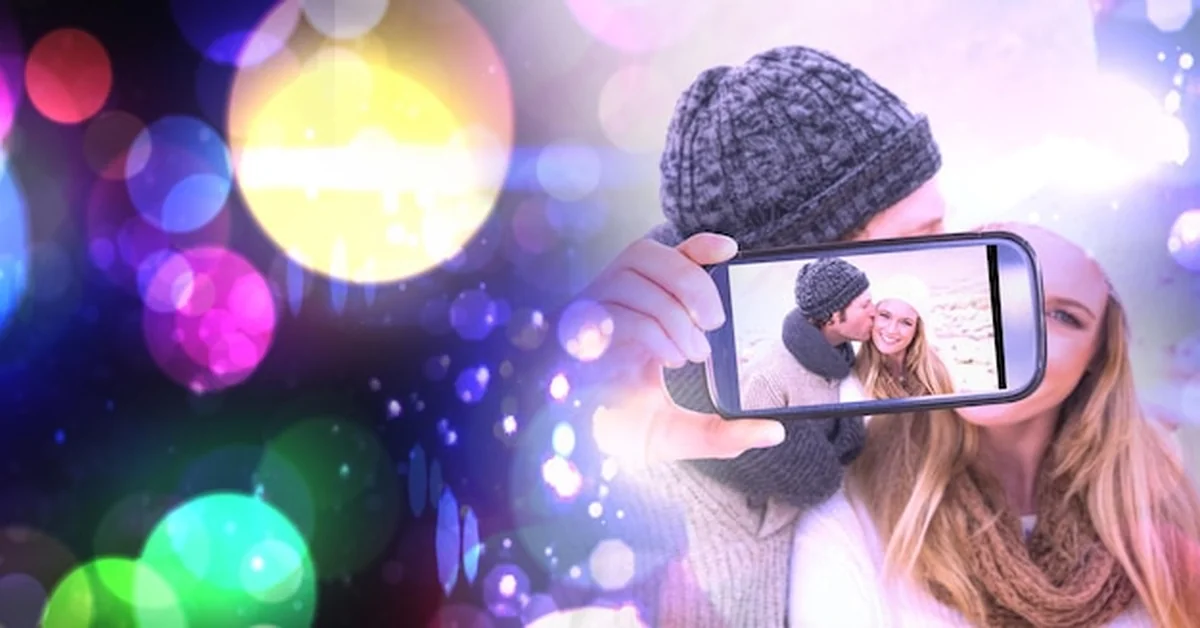 Kaukaska para selfie pod kolorowymi kółkami świetlnymi