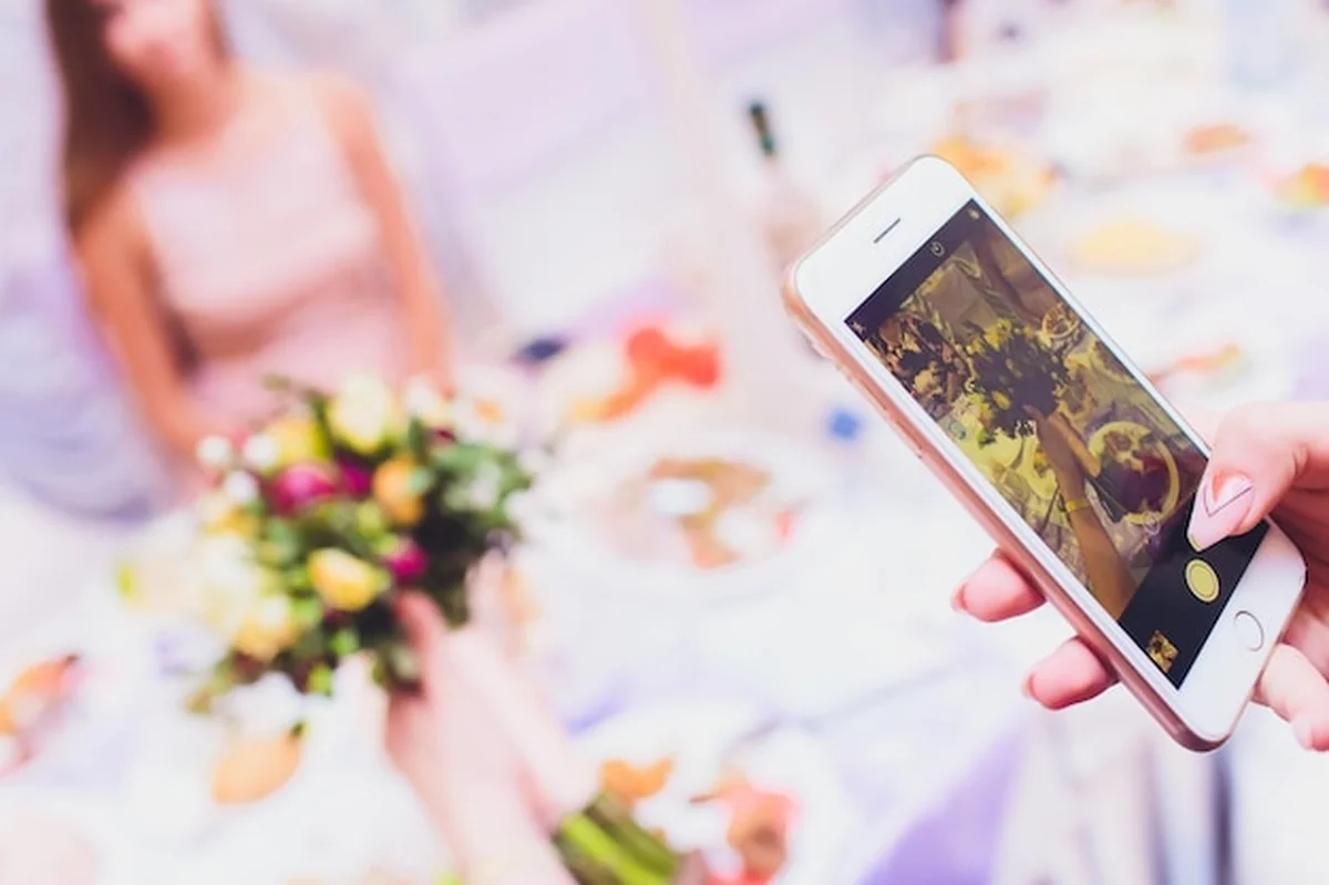 Piękny ślubny bukiet kwiatów w rękach panny młodej