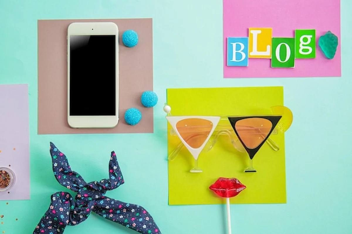 Kolorowa kompozycja z akcesoriami na tle zdjęcia