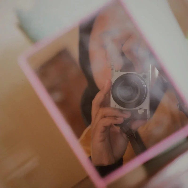 Jak wyglądają zdjęcia z fotolustra? Sprawdź fotobudkę!