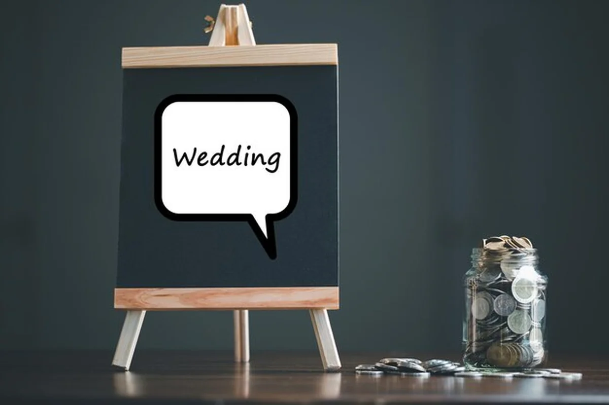 Miniaturowe śluby na monetach przedstawiające oszczędności dla nowej rodziny