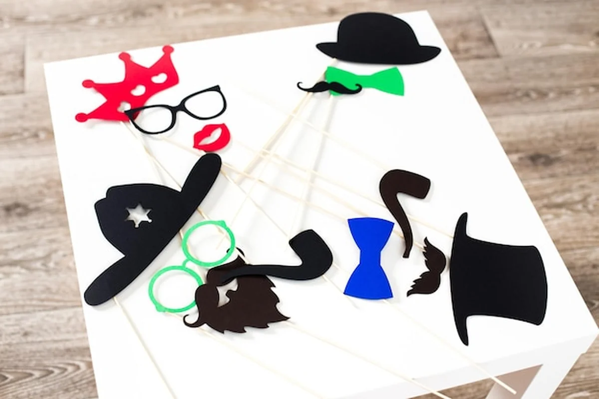 Zabawne rekwizyty imprezowe na stole