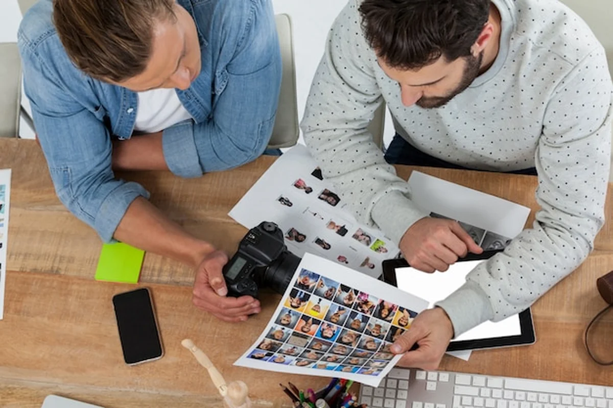 Fotografowie pracujący przy biurku