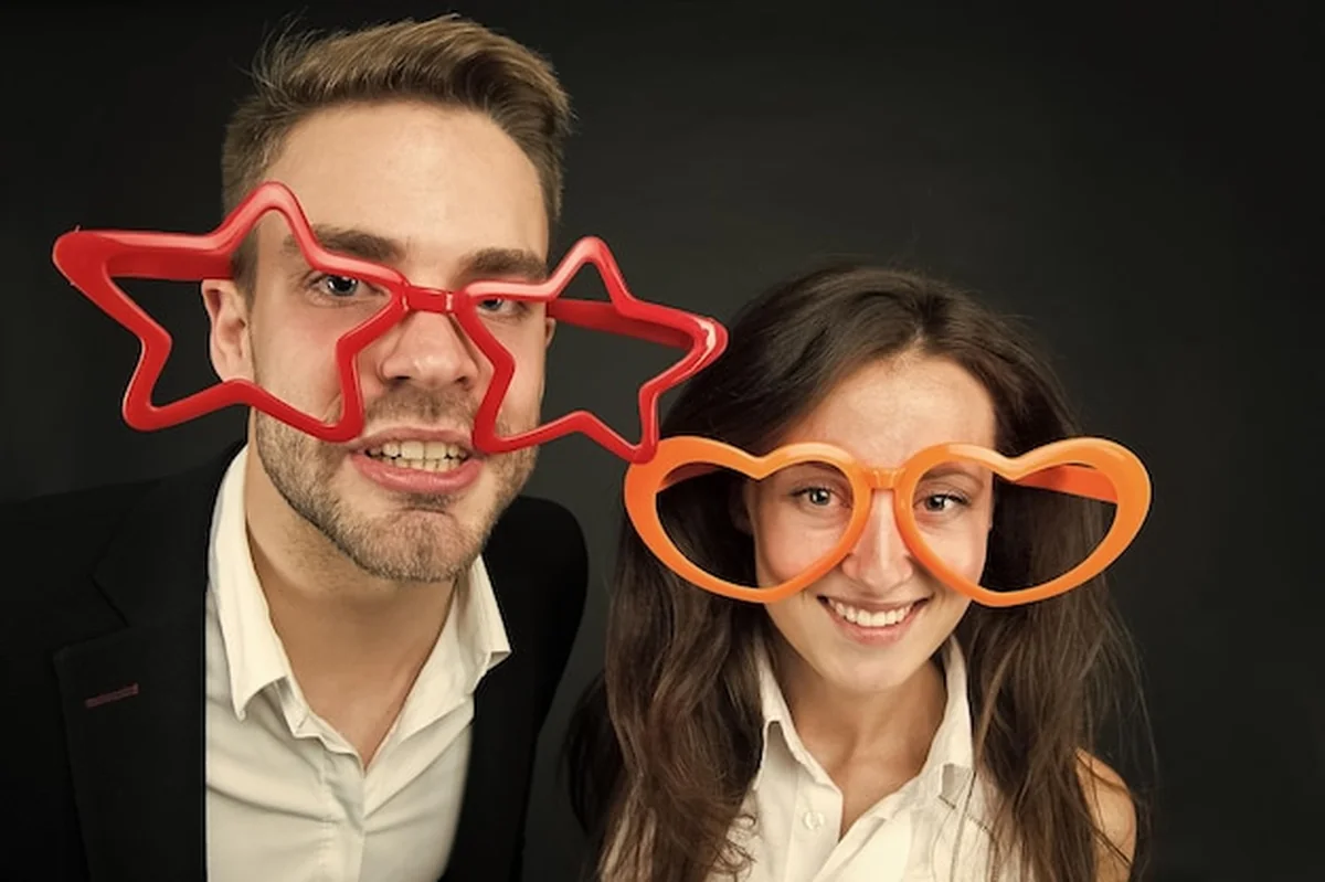 Szczęśliwa para w okularach imprezowych na firmowej imprezie