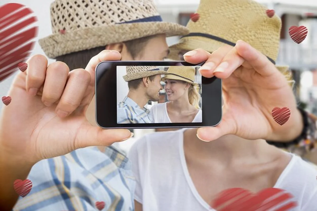 Złożony obraz pary walentynkowej robiącej selfie