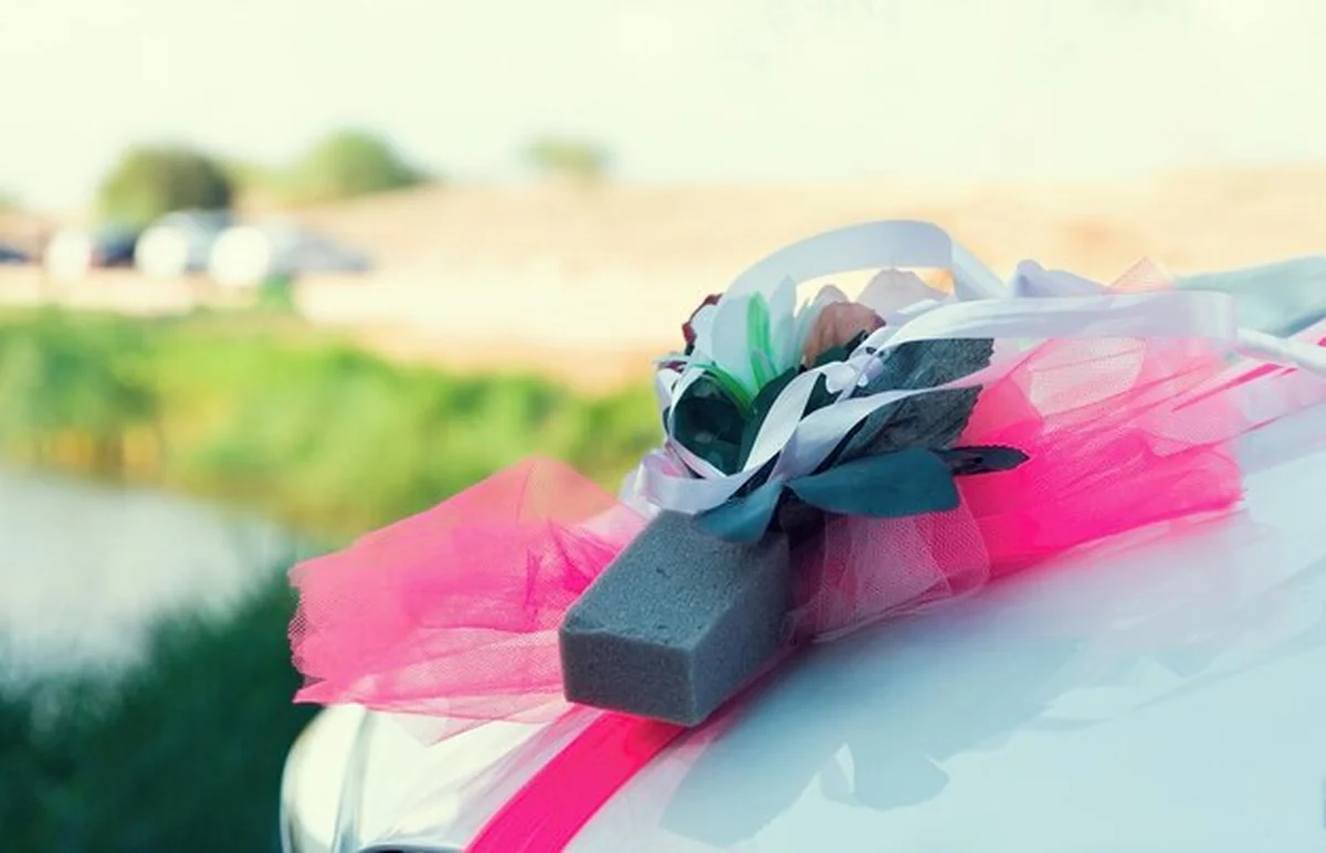 Dekoracja ślubna na zbliżeniu samochodu