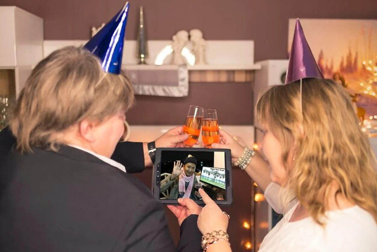 Zbliżenie osób podczas wideokonferencji