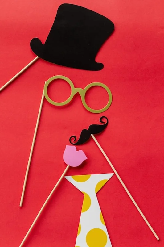 Papierowe rekwizyty na czerwonym tle