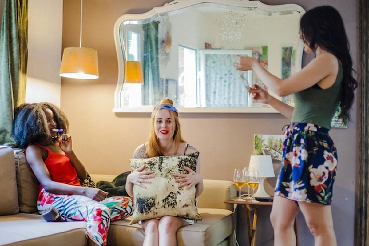 Dziewczyny na imprezie w salonie