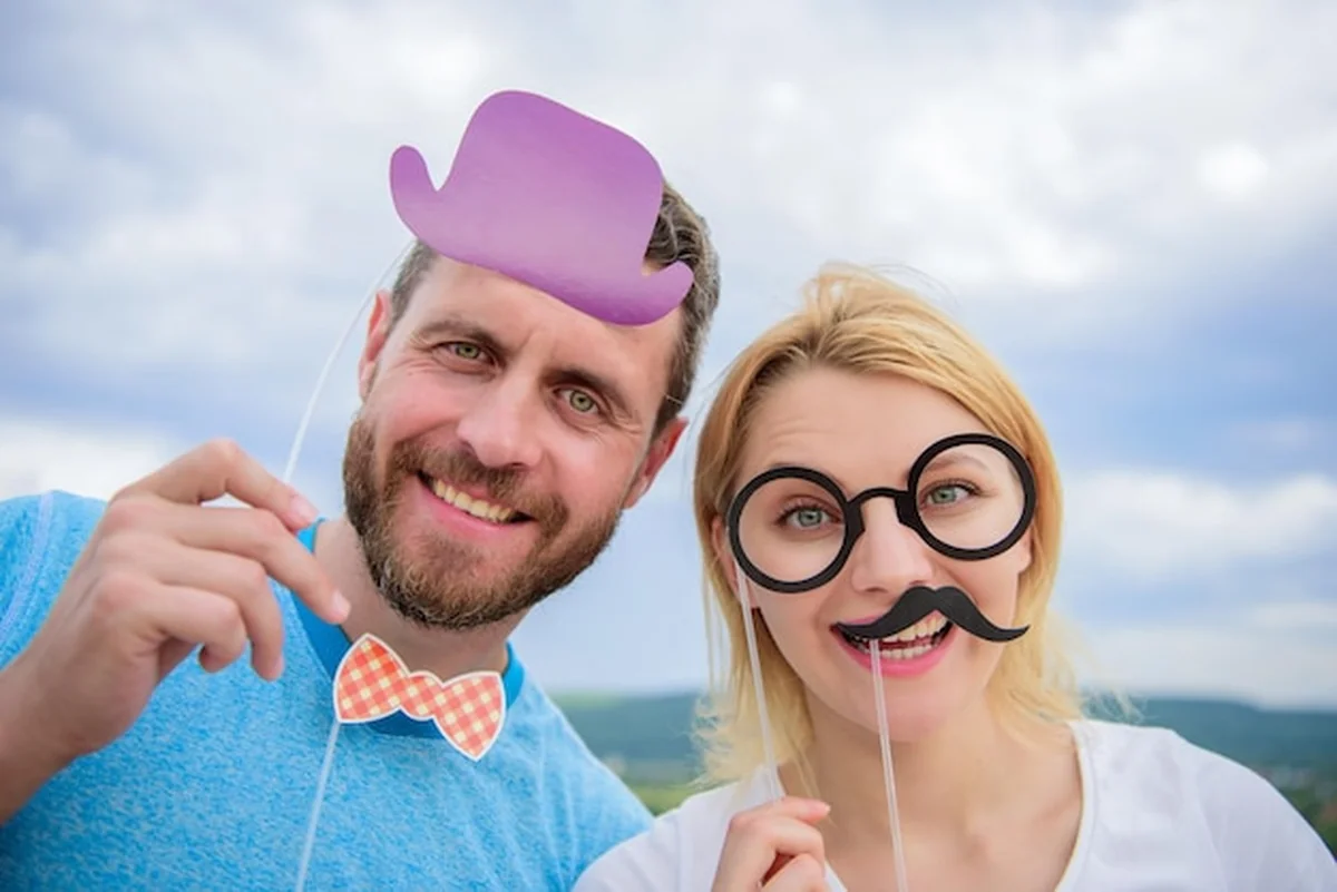 Młoda para w fotobudce na imprezie