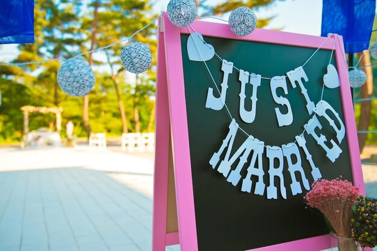 Plenerowa sala weselna z napisem Just Married na szyldzie