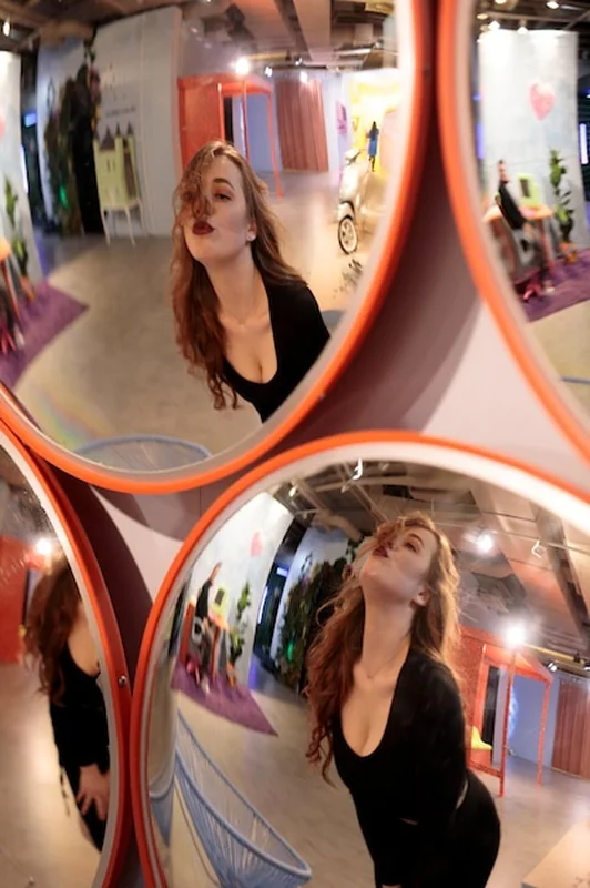 Młoda kobieta patrząca przez okno