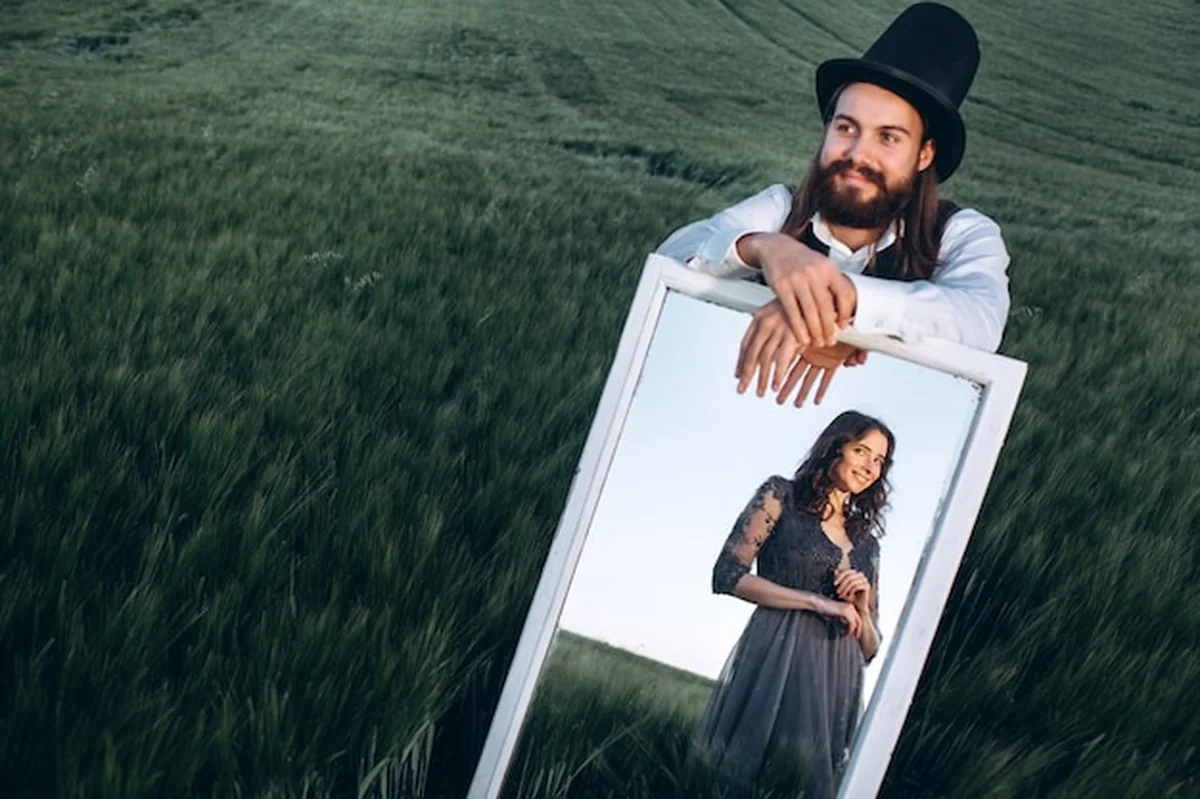 Panna młoda i pan młody na zielonym polu