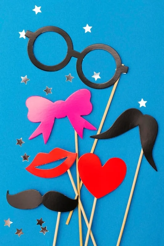 Imprezowe tło z rekwizytami na niebieskim tle w fotobudce