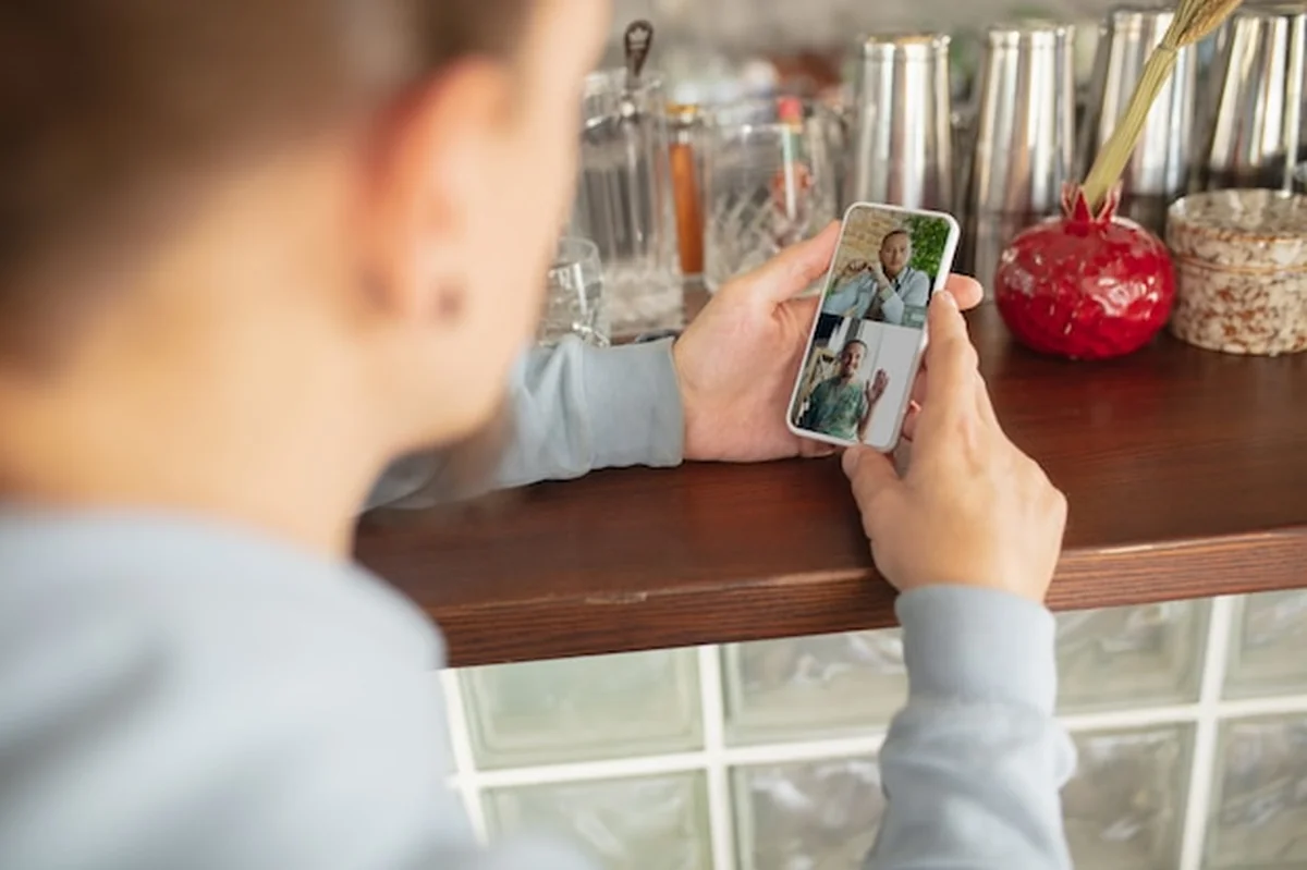 Miejsce pracy w domowym biurze z komputerem i urządzeniami