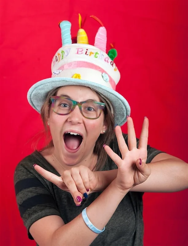 Szczęśliwa kobieta w kapeluszu na czerwonym tle