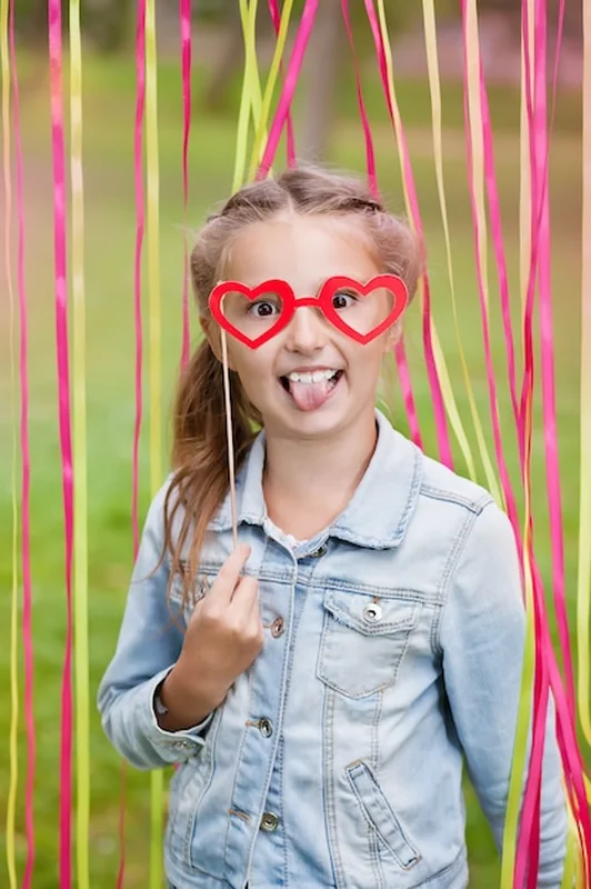 Mała dziewczynka z papierowymi szkłami