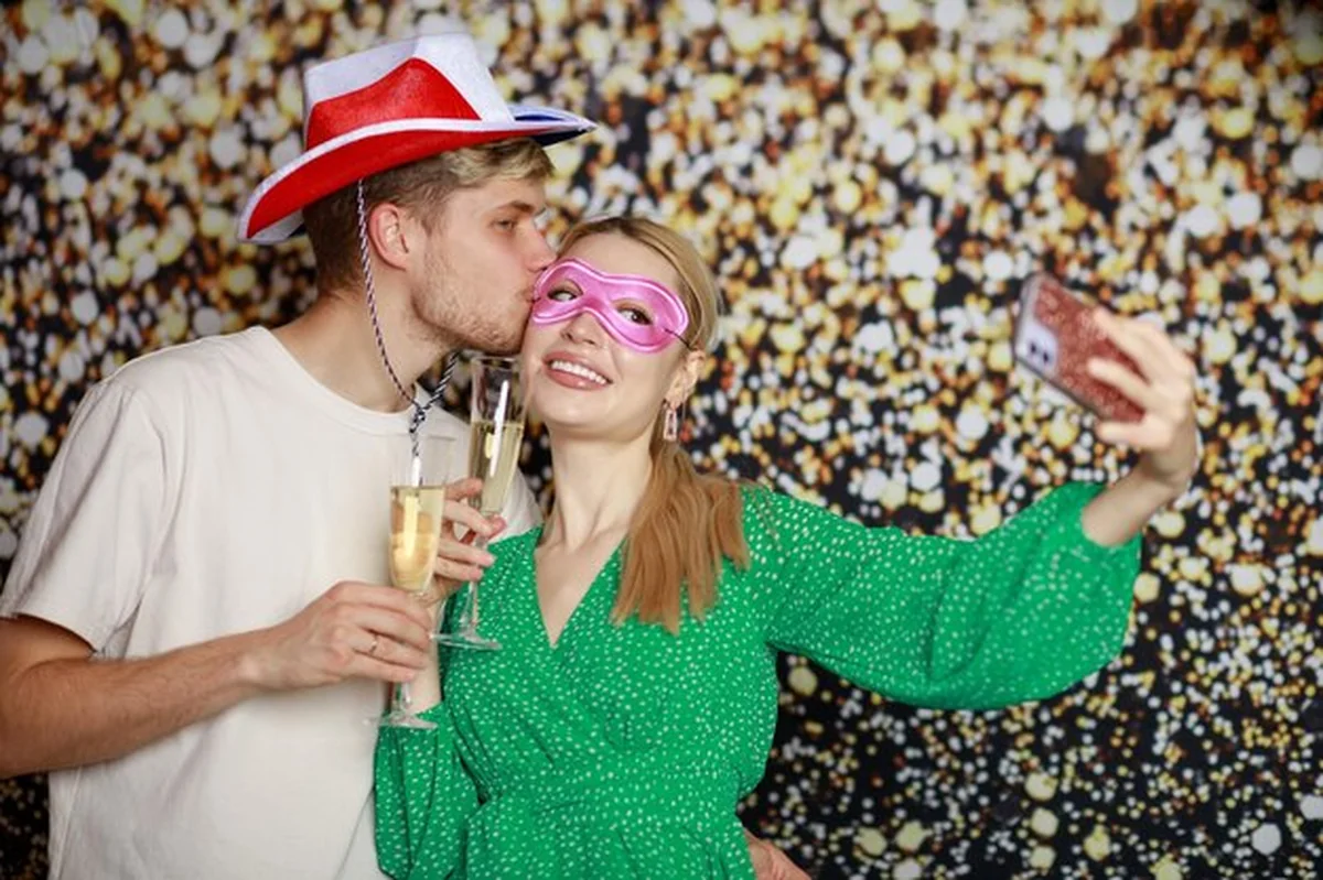 Młoda para imprezuje i robi selfie