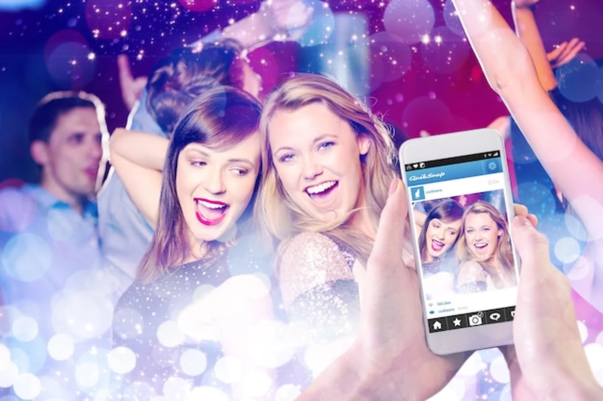 Dłoń trzymająca smartfon