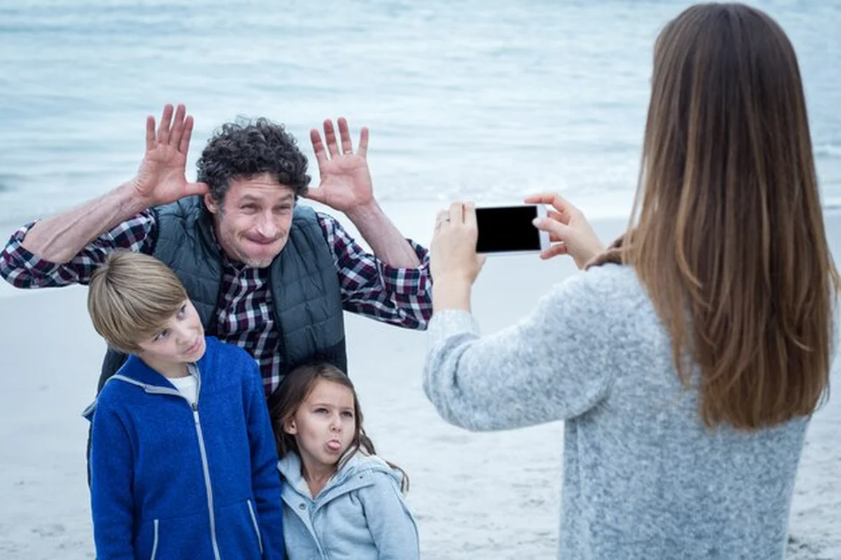 Rodzina robi miny podczas fotografowania matki