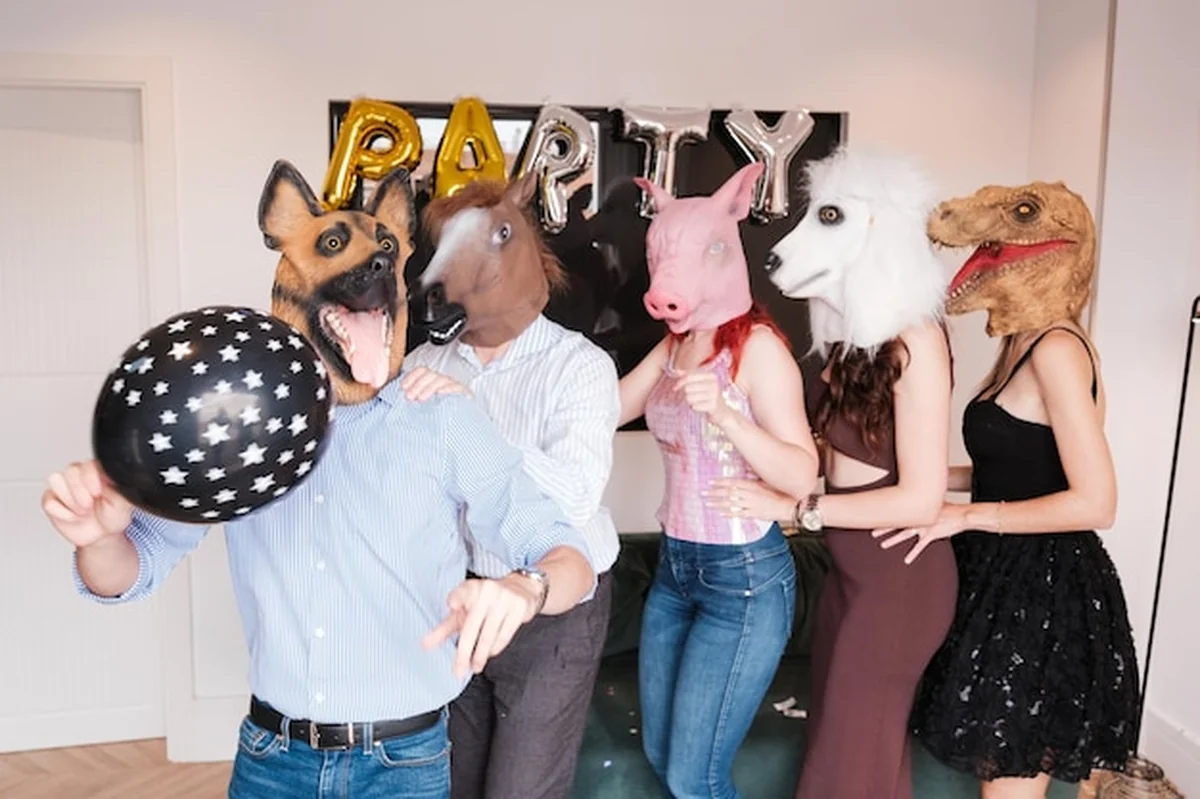 Grupa przyjaciół na imprezie z tematem maskarady