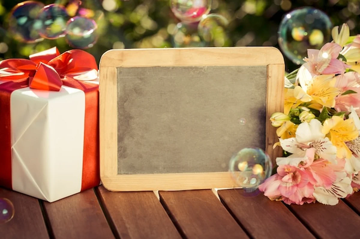 Tablica, pudełko i kwiaty na tle wiosny