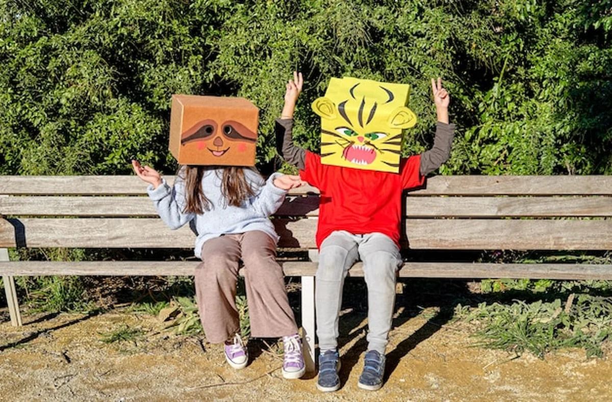 Dzieci dekorują tekturowe pudełko na Dzień Postaci z Bajek