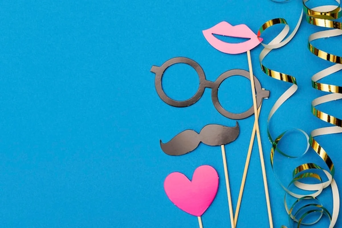 Imprezowe rekwizyty na niebieskim tle podczas przyjęcia