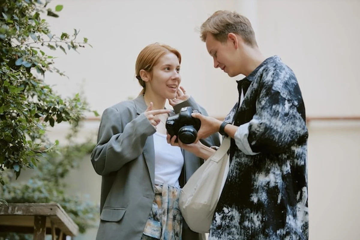 Dwóch entuzjastycznych początkujących dzieli się wskazówkami fotograficznymi