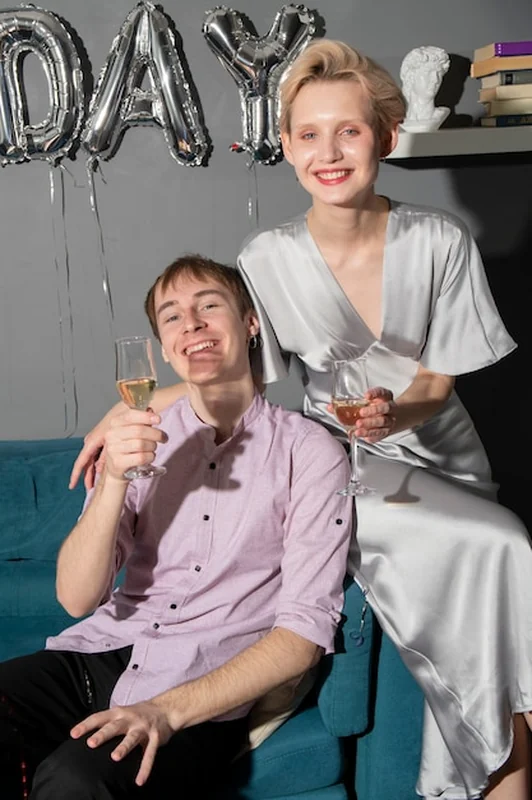 Młodzi dorośli bawią się na imprezie