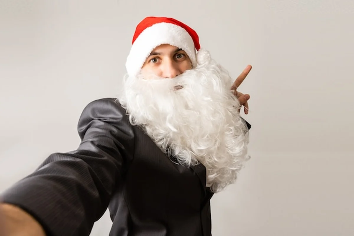 Fotograf Świętego Mikołaja na białym tle