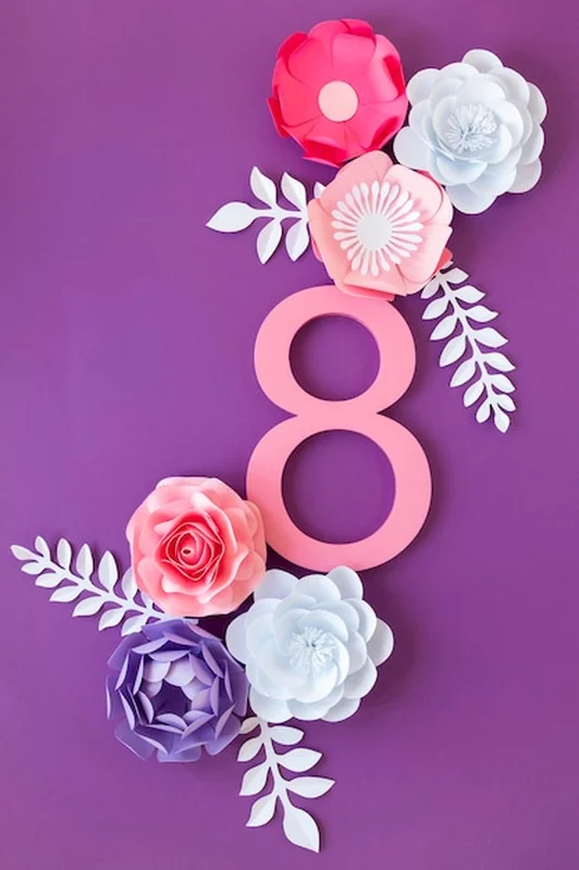 Data i papierowe kwiaty na Dzień Kobiet