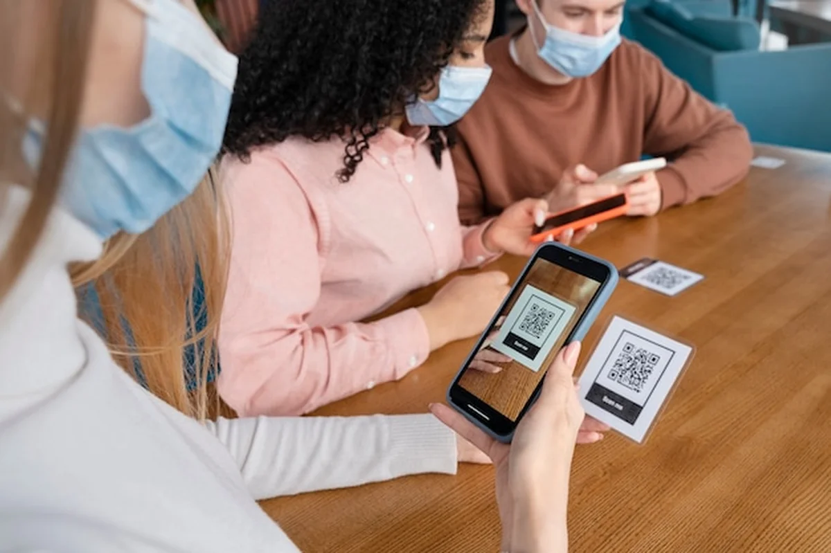 Zbliżenie ludzi noszących maski w restauracji