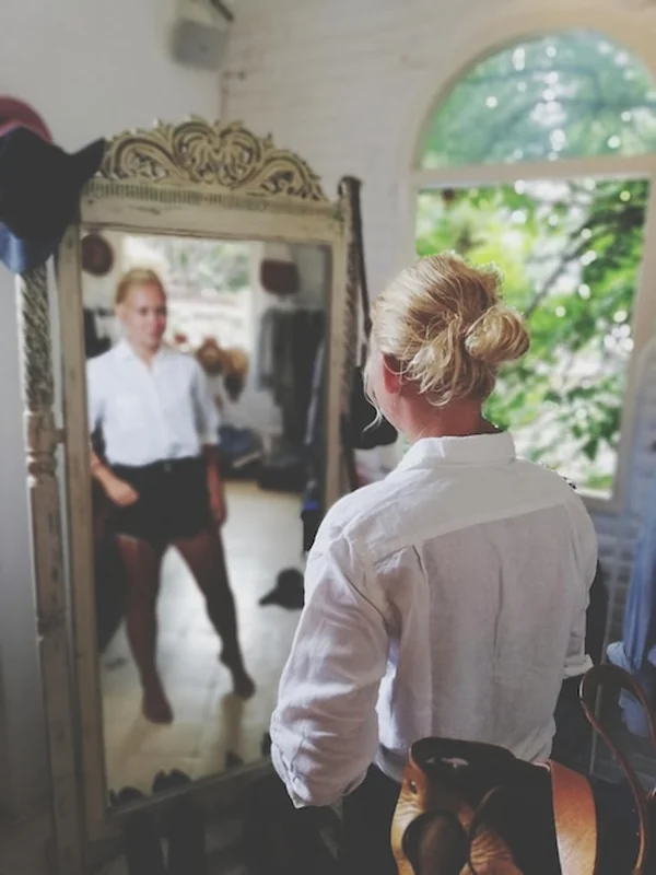 Młoda kobieta patrząca w lustro w domu