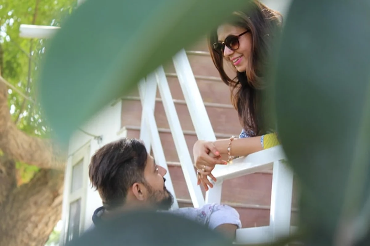 Młoda para rozmawiająca przy balustradzie