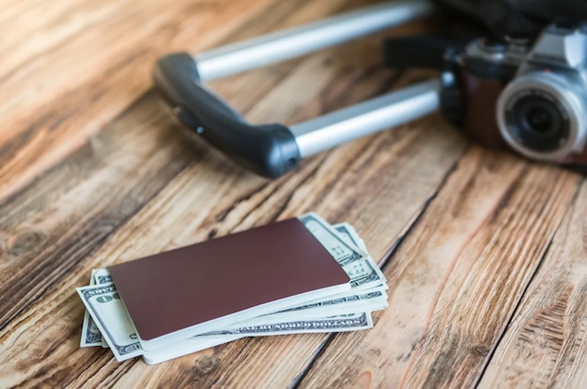 Paszport i pieniądze na tle mapy