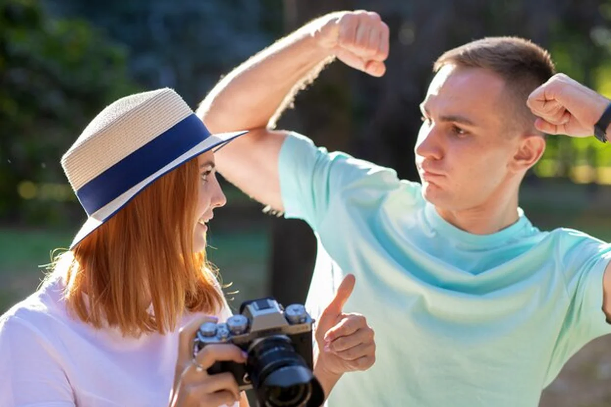 Młoda para nastolatków robi zdjęcia w letnim parku