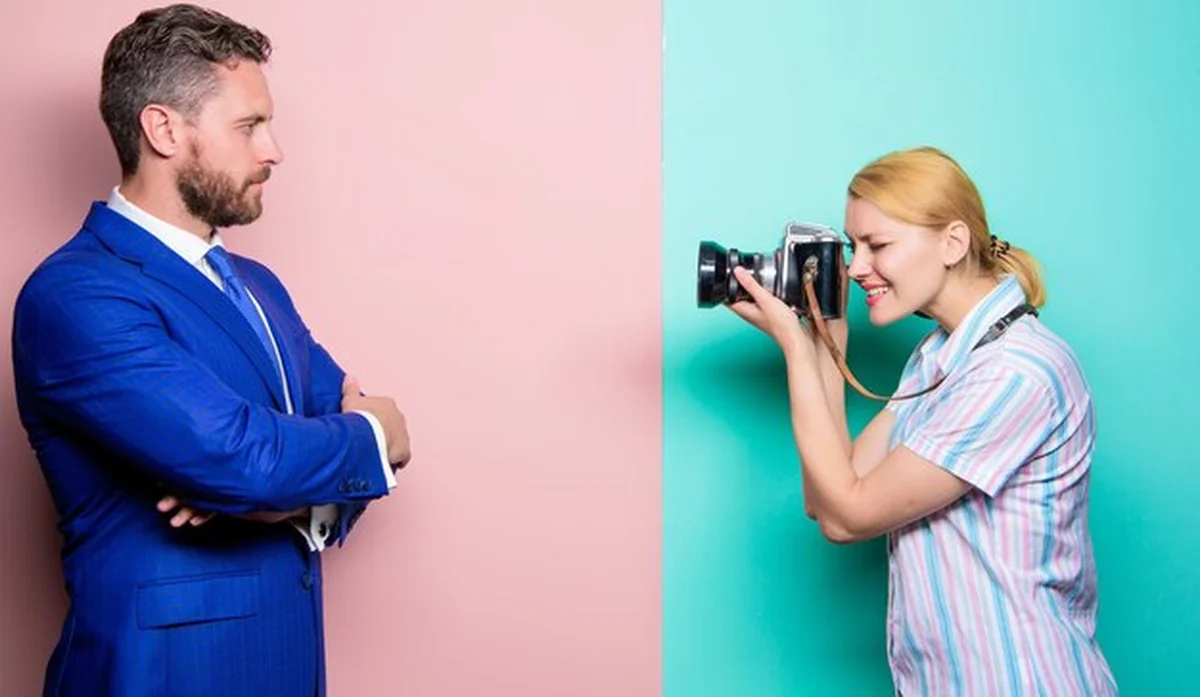 Fotografujący mężczyznę model w studiu