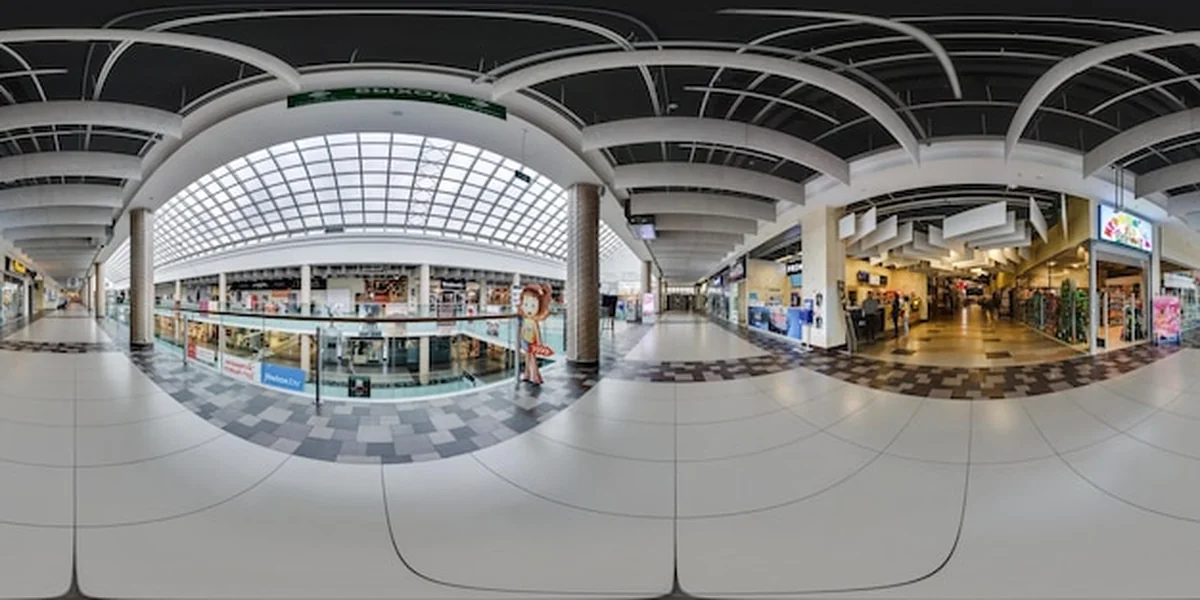 Pełna panorama 360° nowoczesnego centrum handlowego w Mińsku