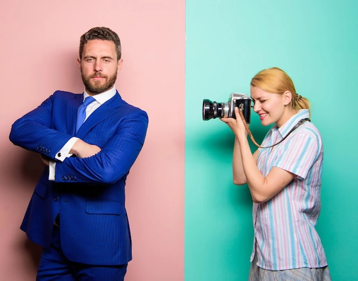 Biznesmen pozujący do zdjęcia z paparazzi dla magazynu biznesowego