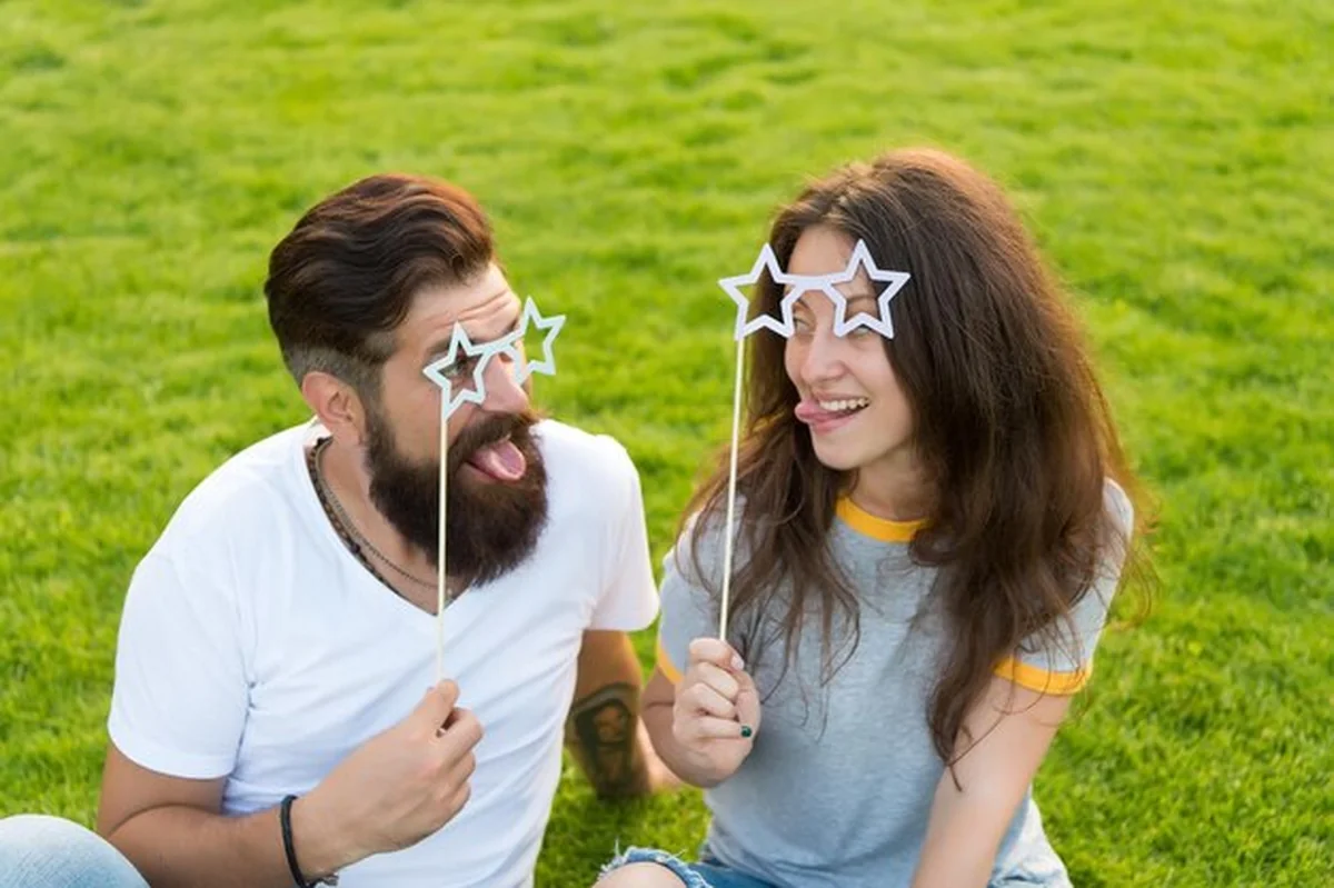 Para bawi się w fotobudce na trawie