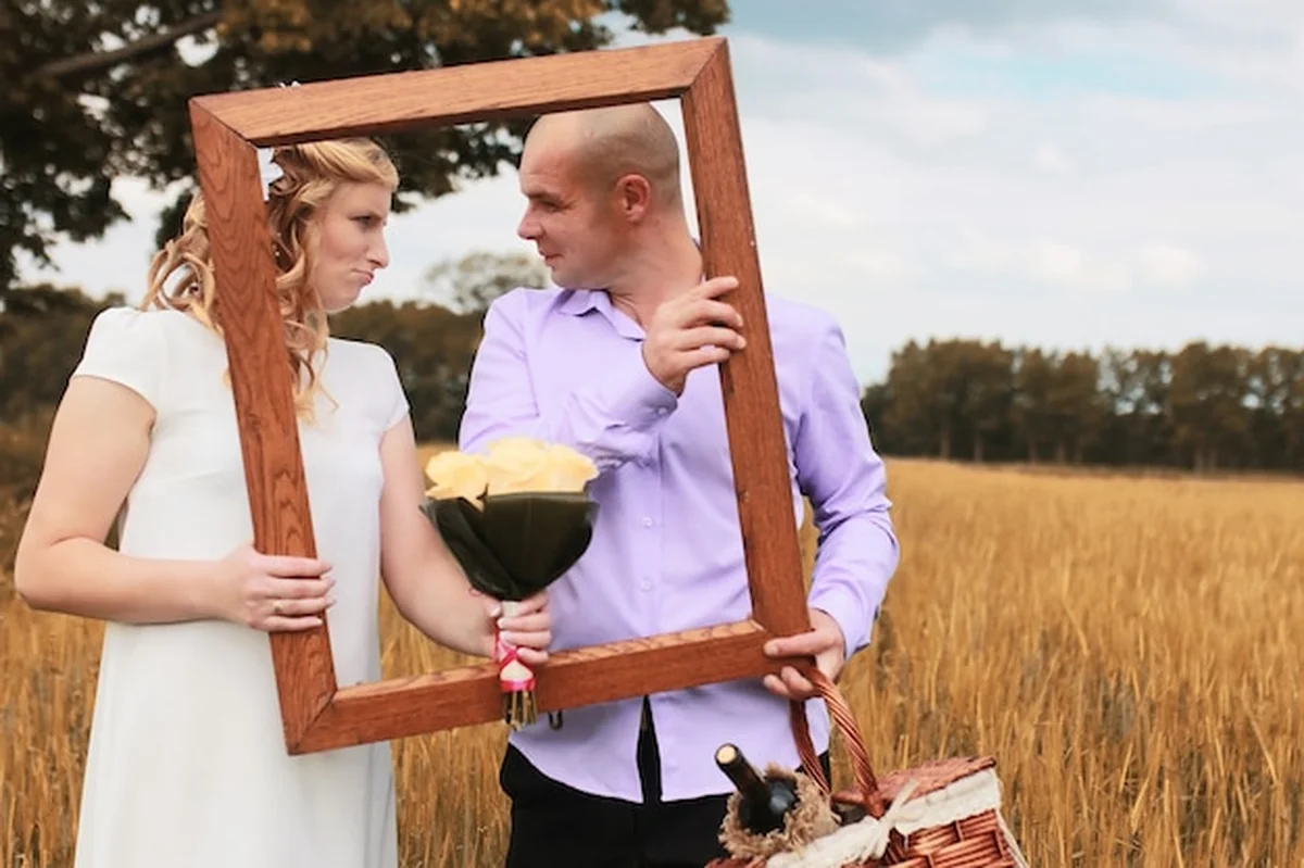 Nowożeńcy spacerujący po polu w jesienny dzień