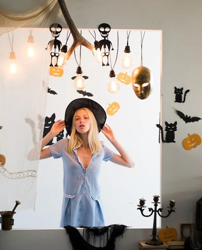 Piękna kobieta z dynią i kapeluszem na Halloween